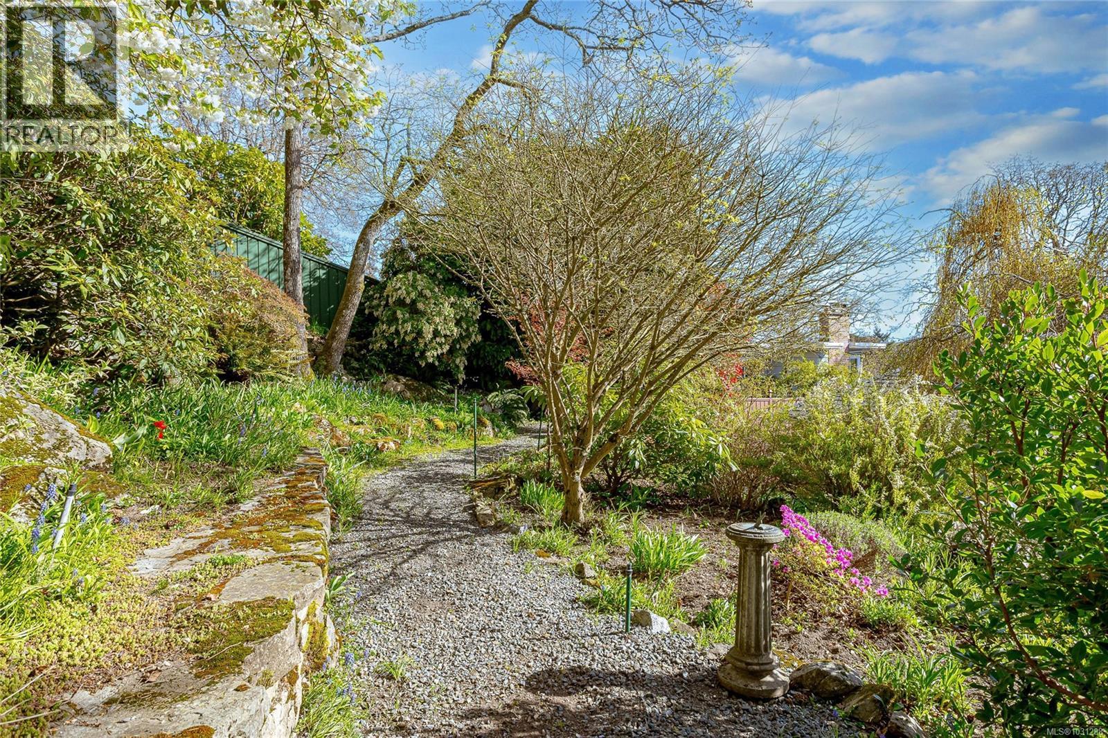 1184 CLOVELLY TERR - 72