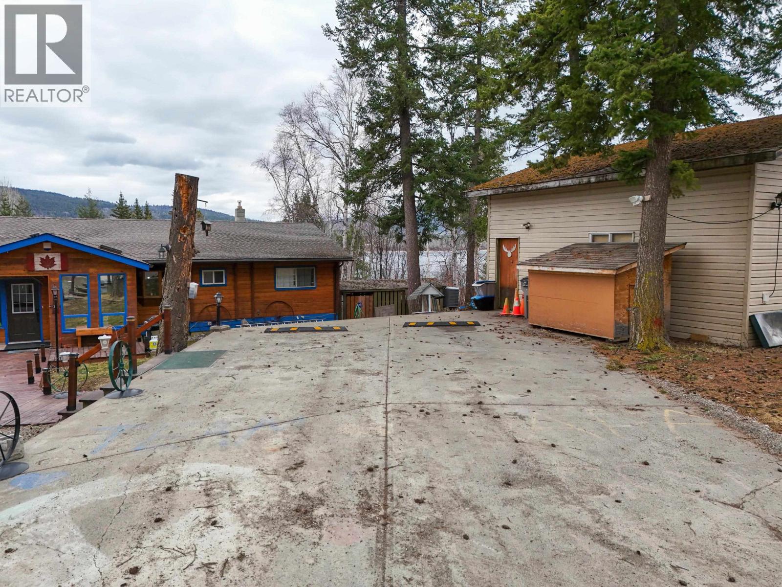 1344 LAKEVIEW DRIVE - 35