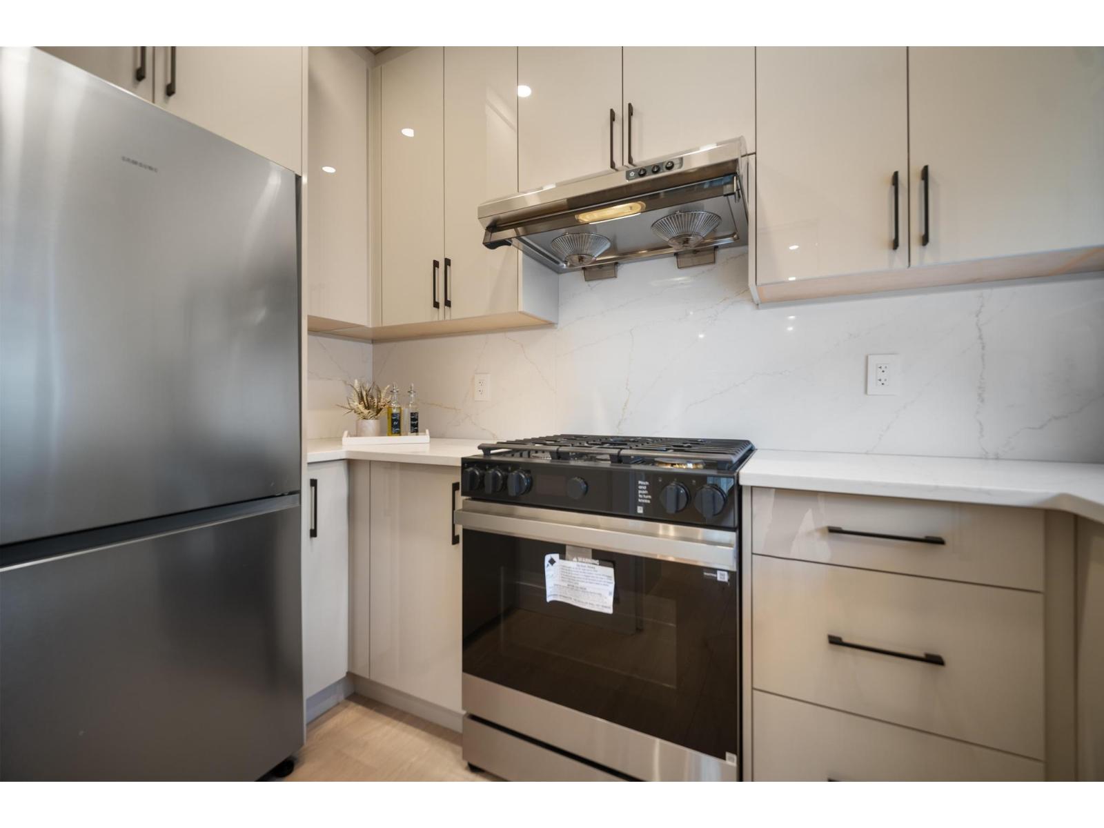 14204 NORTH BLUFF ROAD, White Rock