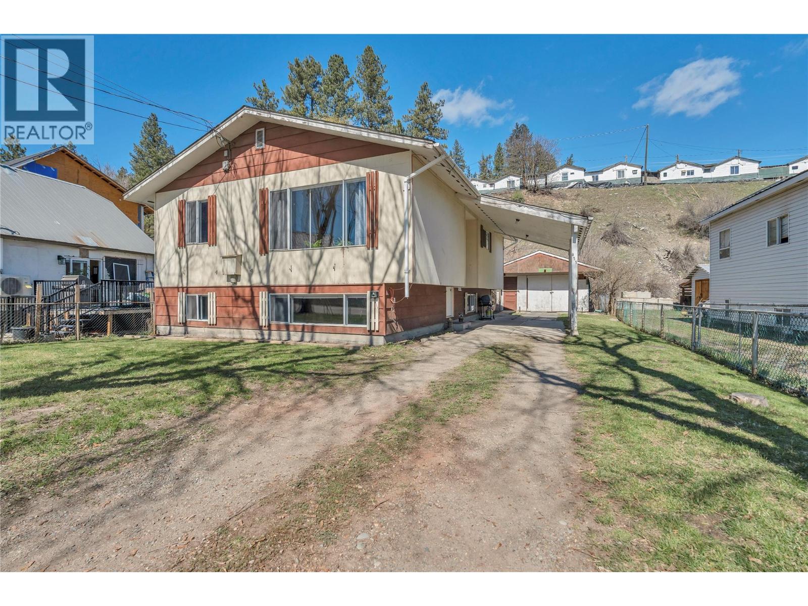 411 Auburn Cres - 1
