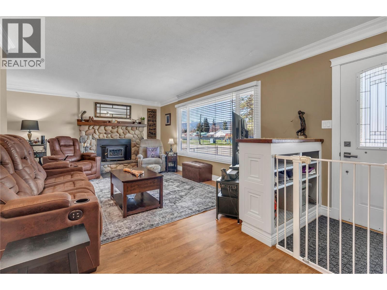 402 BILLITER AVENUE - 4