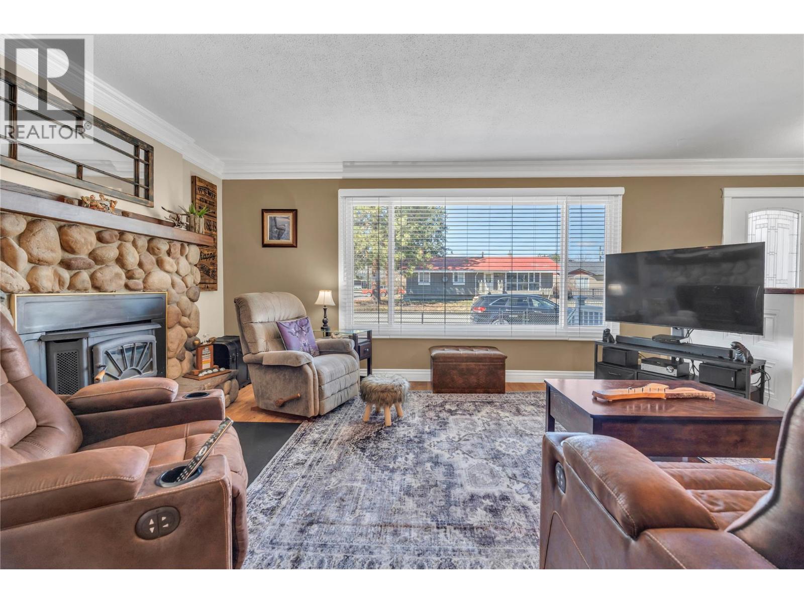 402 BILLITER AVENUE - 7