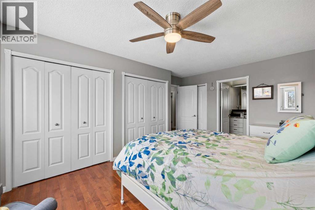 Single Family House Bungalow for Sale in  Richelieu Court SW Lincoln Park Calgary 