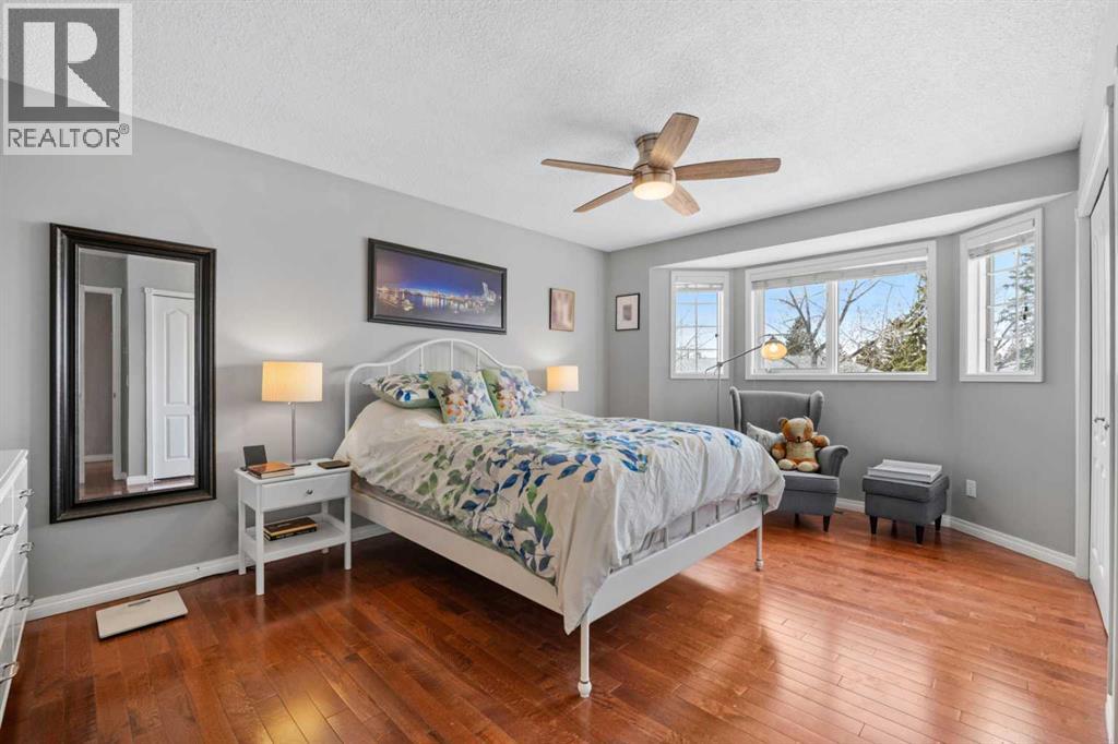 Single Family House Bungalow for Sale in  Richelieu Court SW Lincoln Park Calgary 