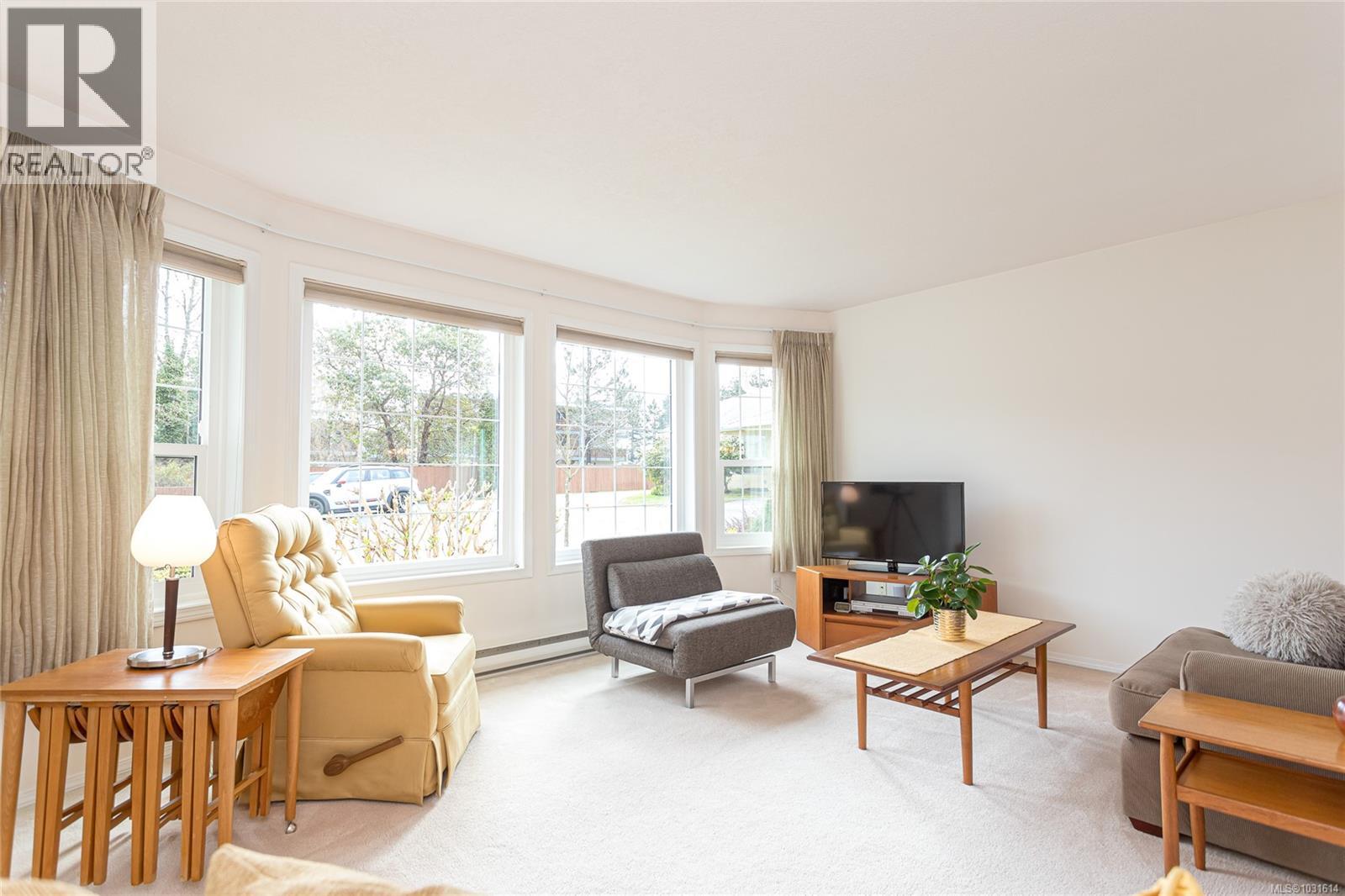 #16 4750 Uplands Dr - 13