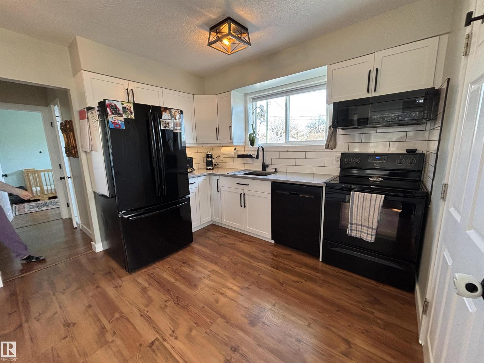21 ELIZABETH DR - 2