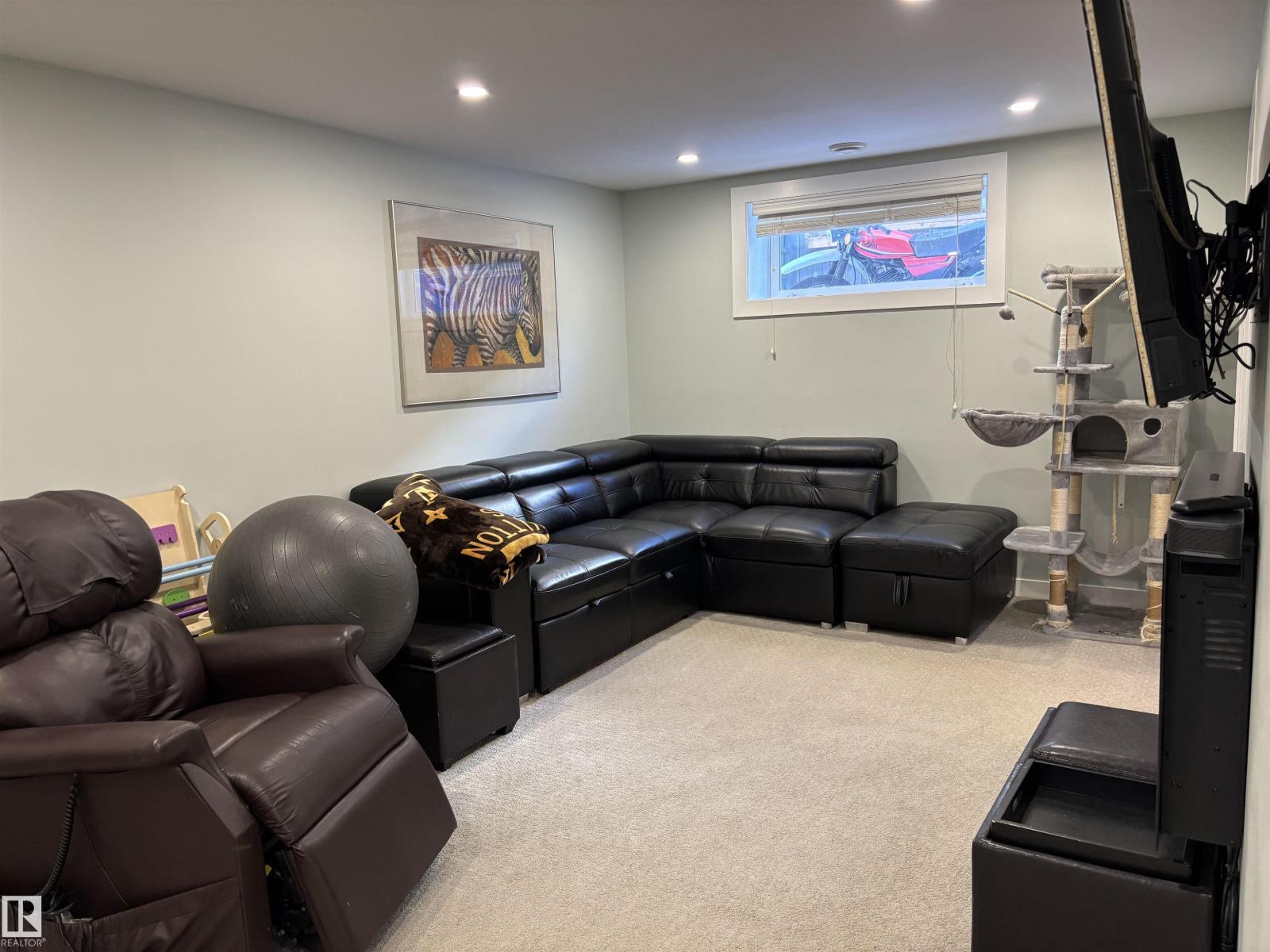 21 ELIZABETH DR - 26