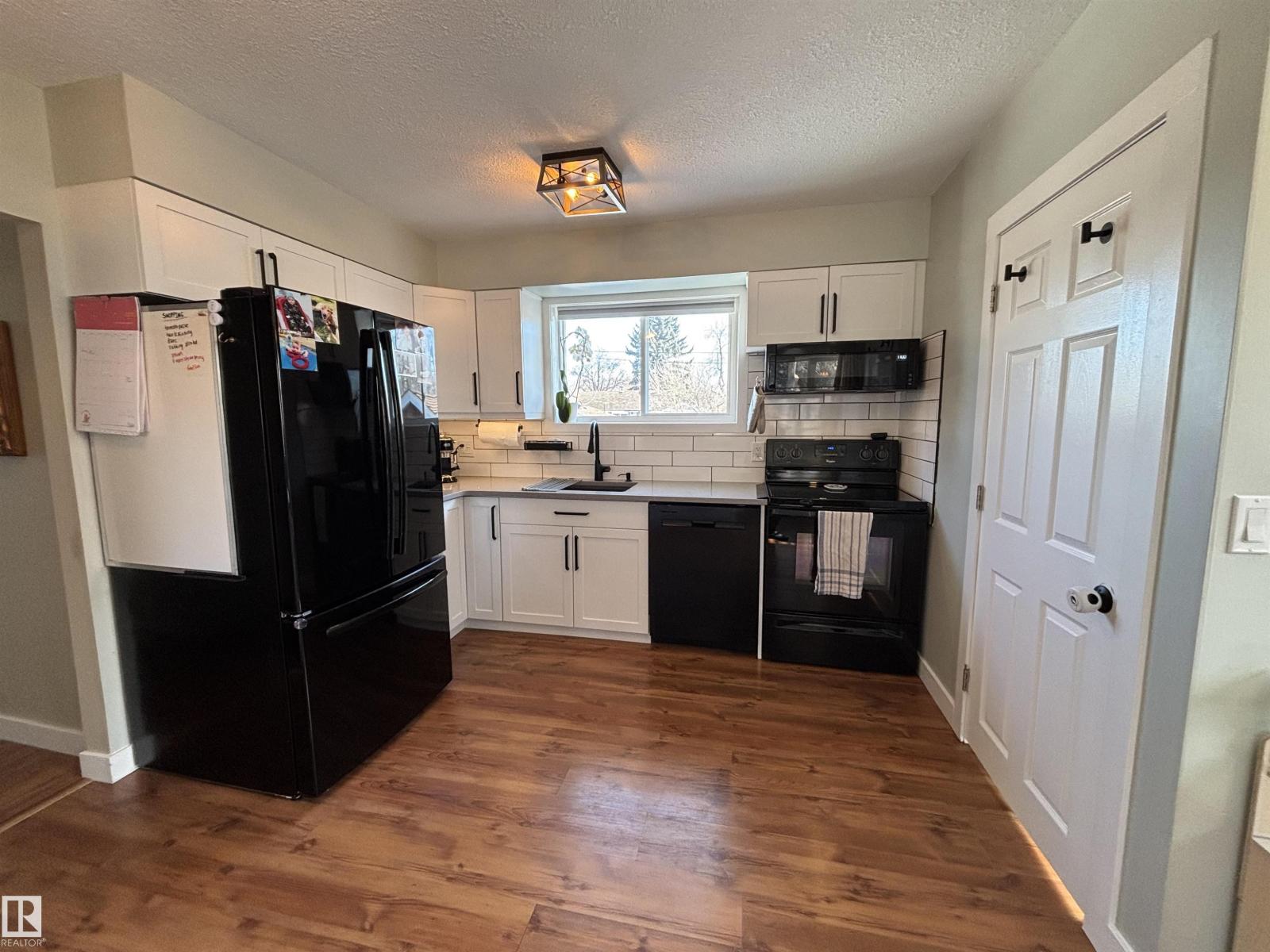 21 ELIZABETH DR - 3