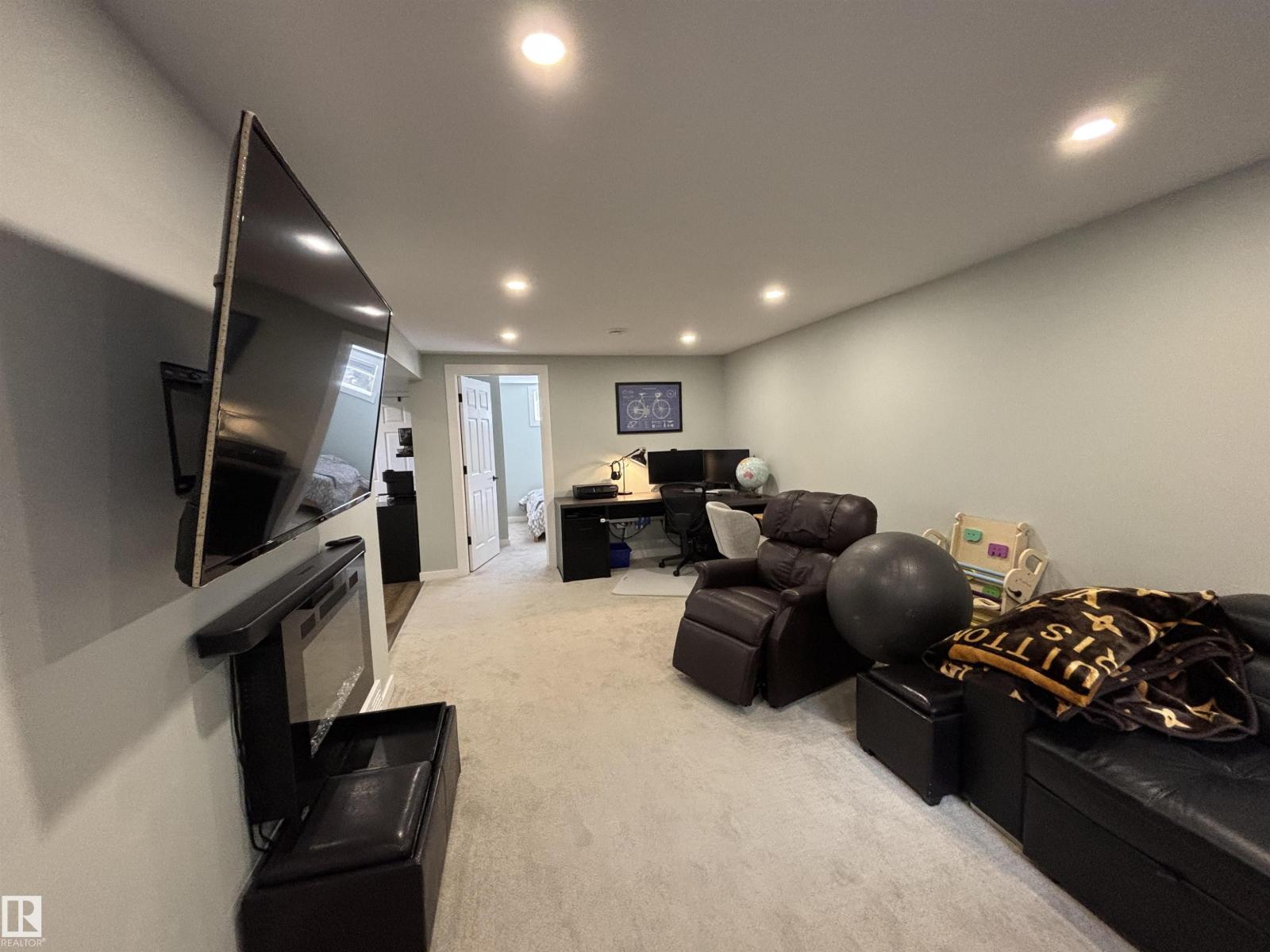 21 ELIZABETH DR - 33