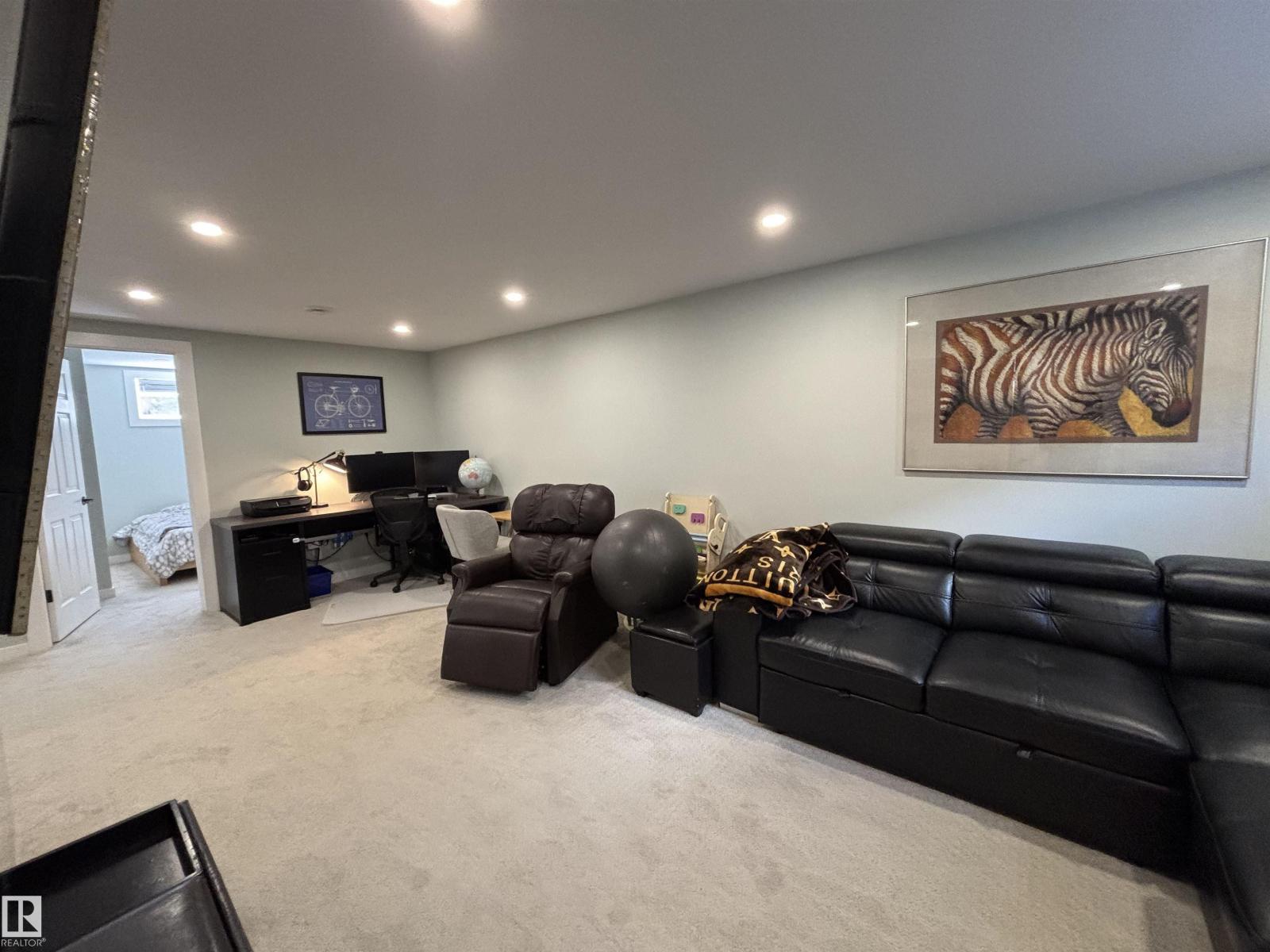 21 ELIZABETH DR - 34
