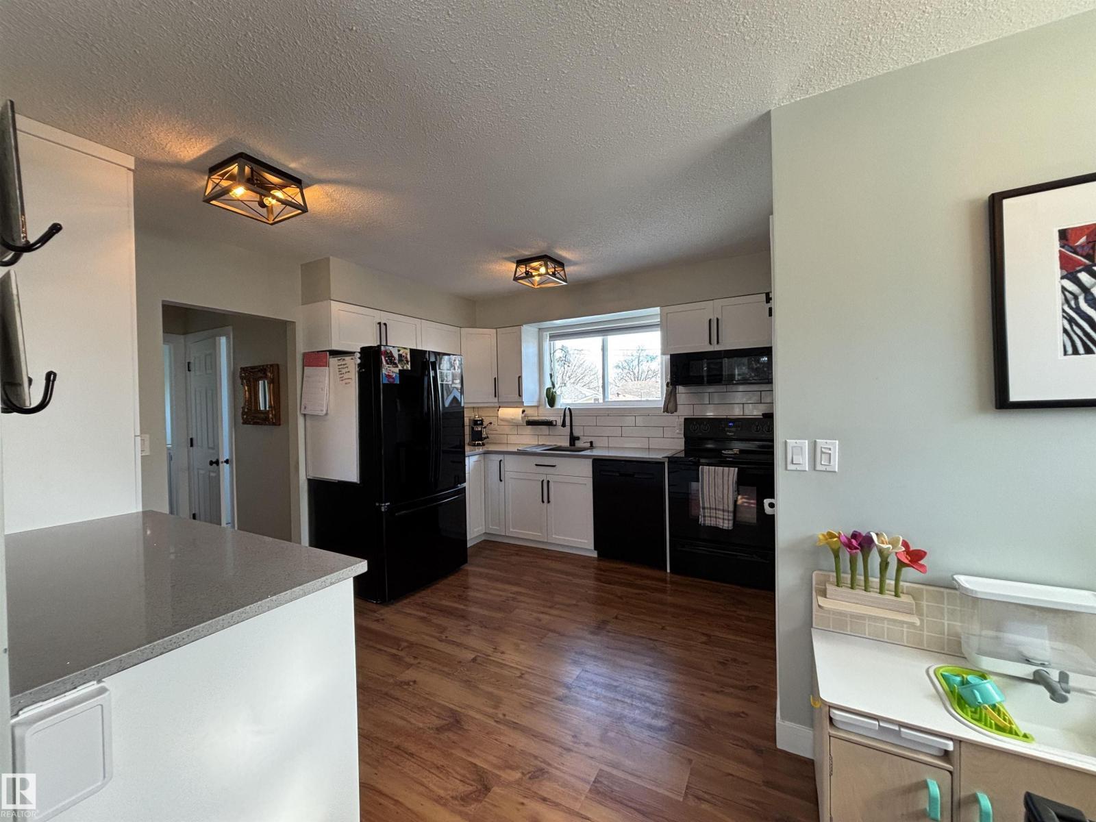 21 ELIZABETH DR - 4
