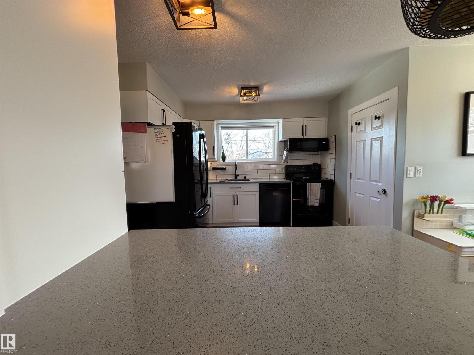 21 ELIZABETH DR - 6