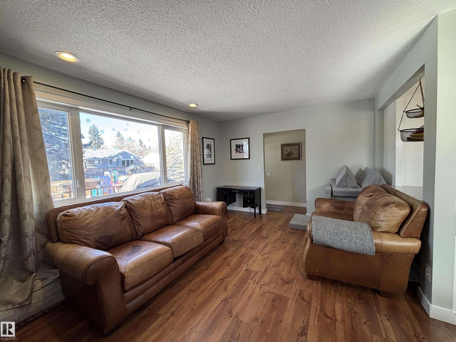 21 ELIZABETH DR - 9