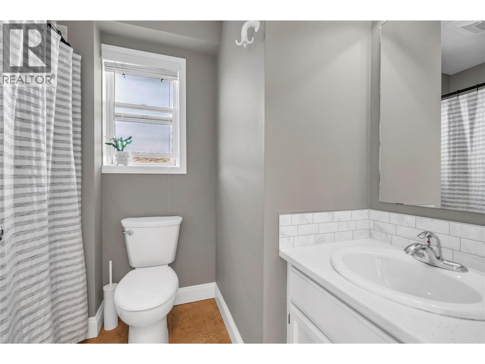 #166 3153 PARIS STREET - 27