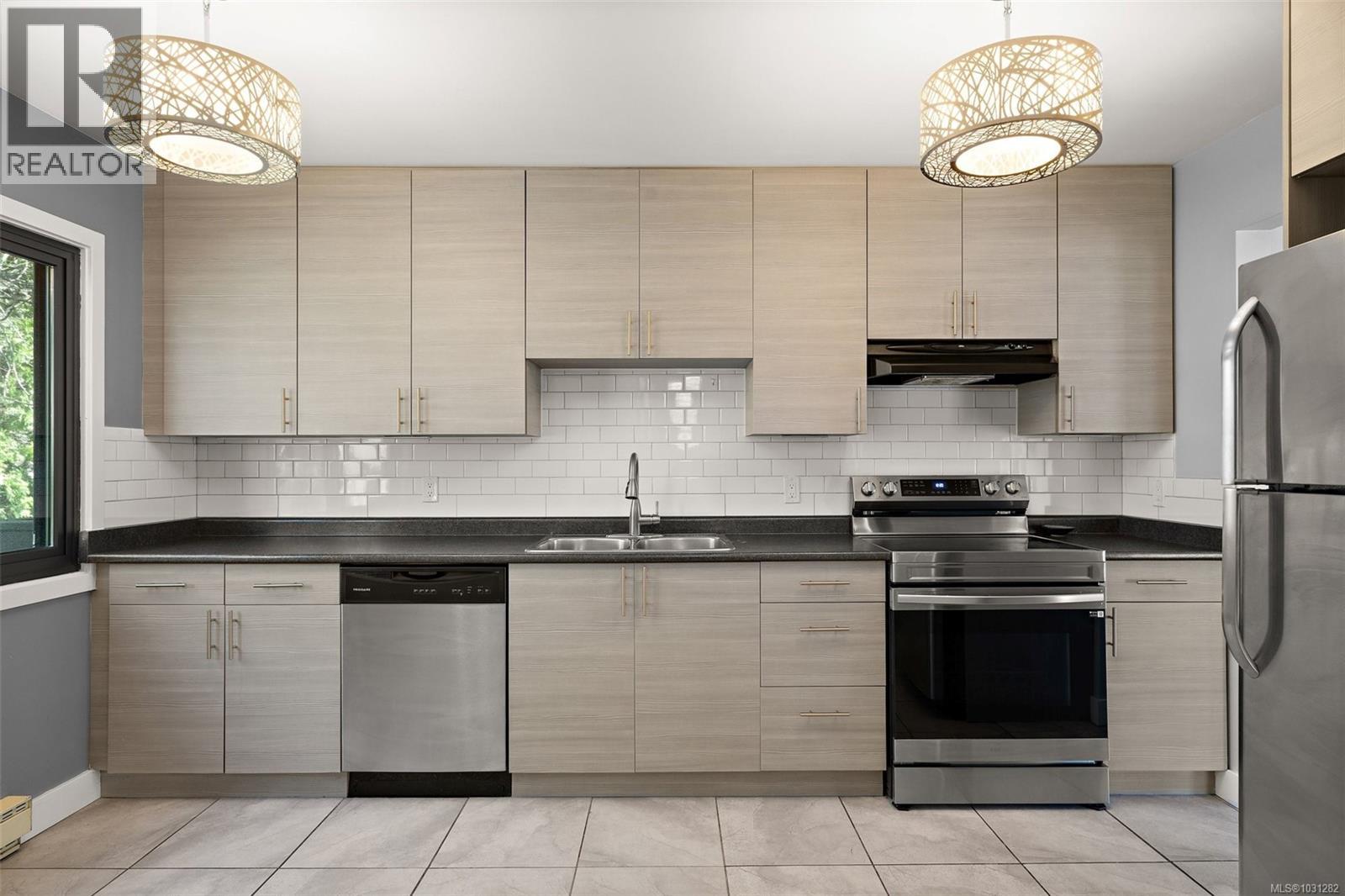 #6 1464 FORT ST - 10