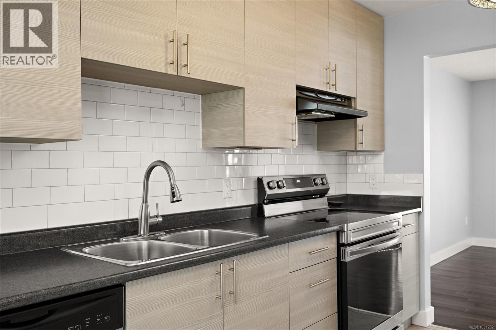 #6 1464 FORT ST - 11