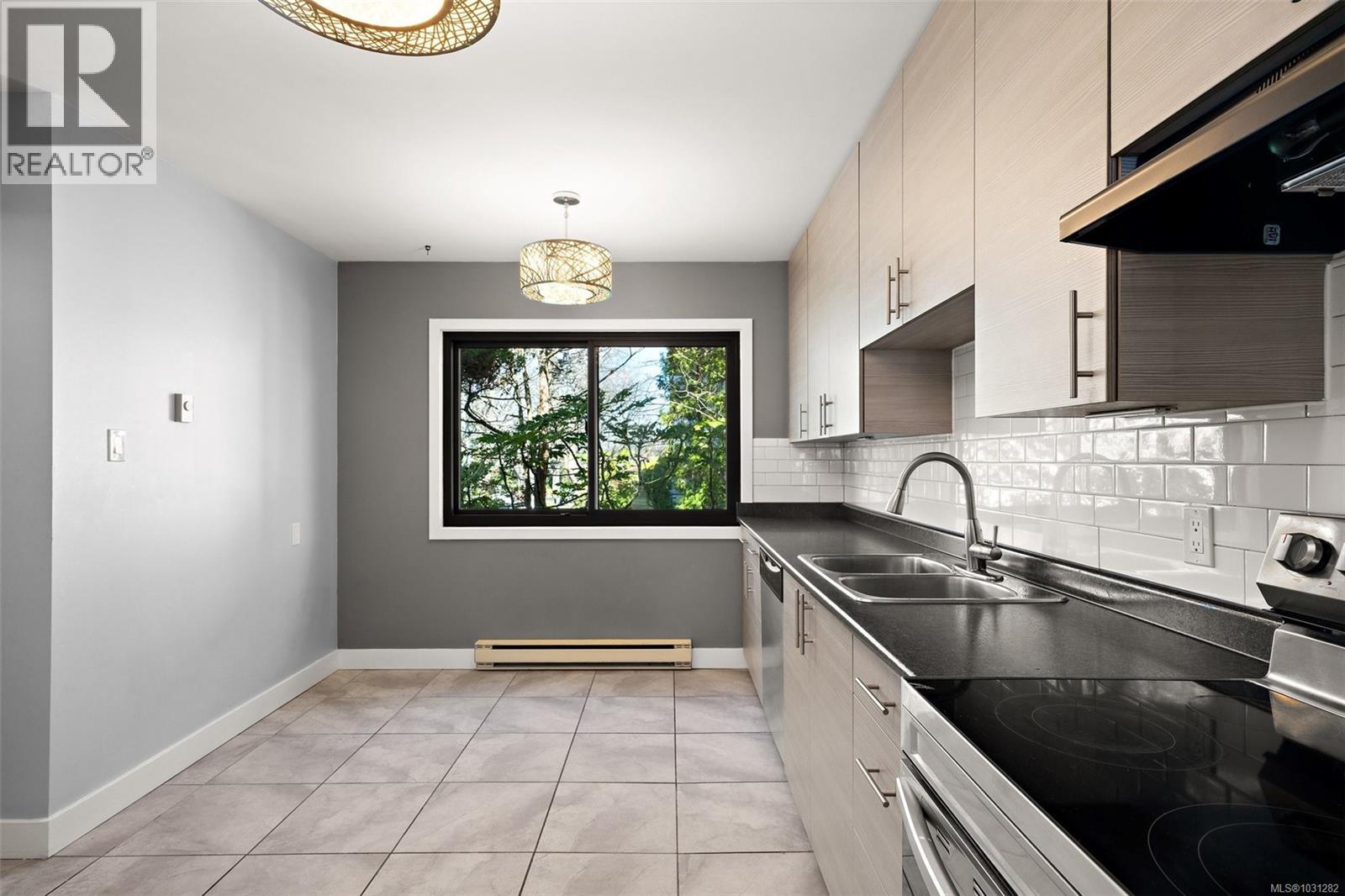 #6 1464 FORT ST - 12