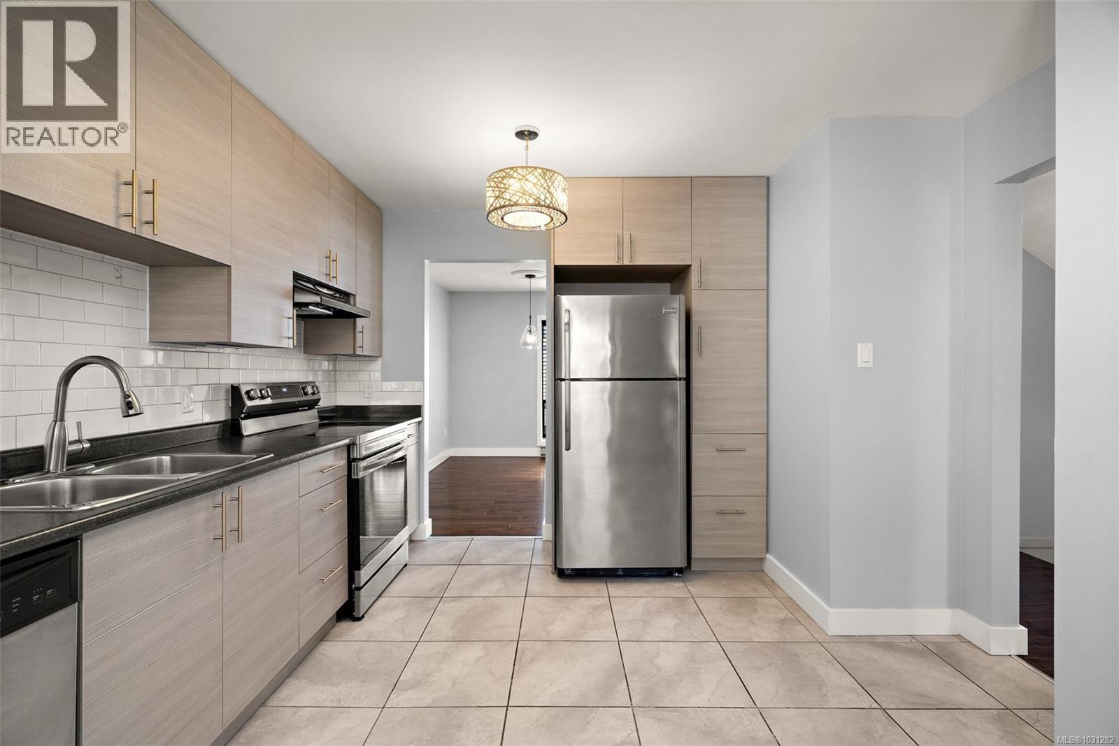 #6 1464 FORT ST - 13