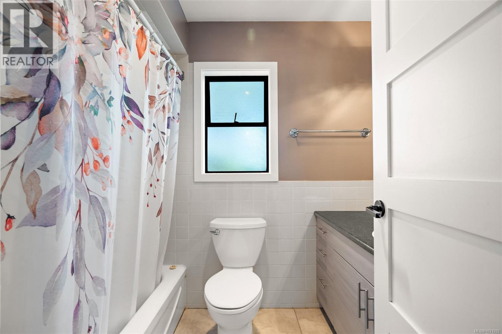 #6 1464 FORT ST - 27