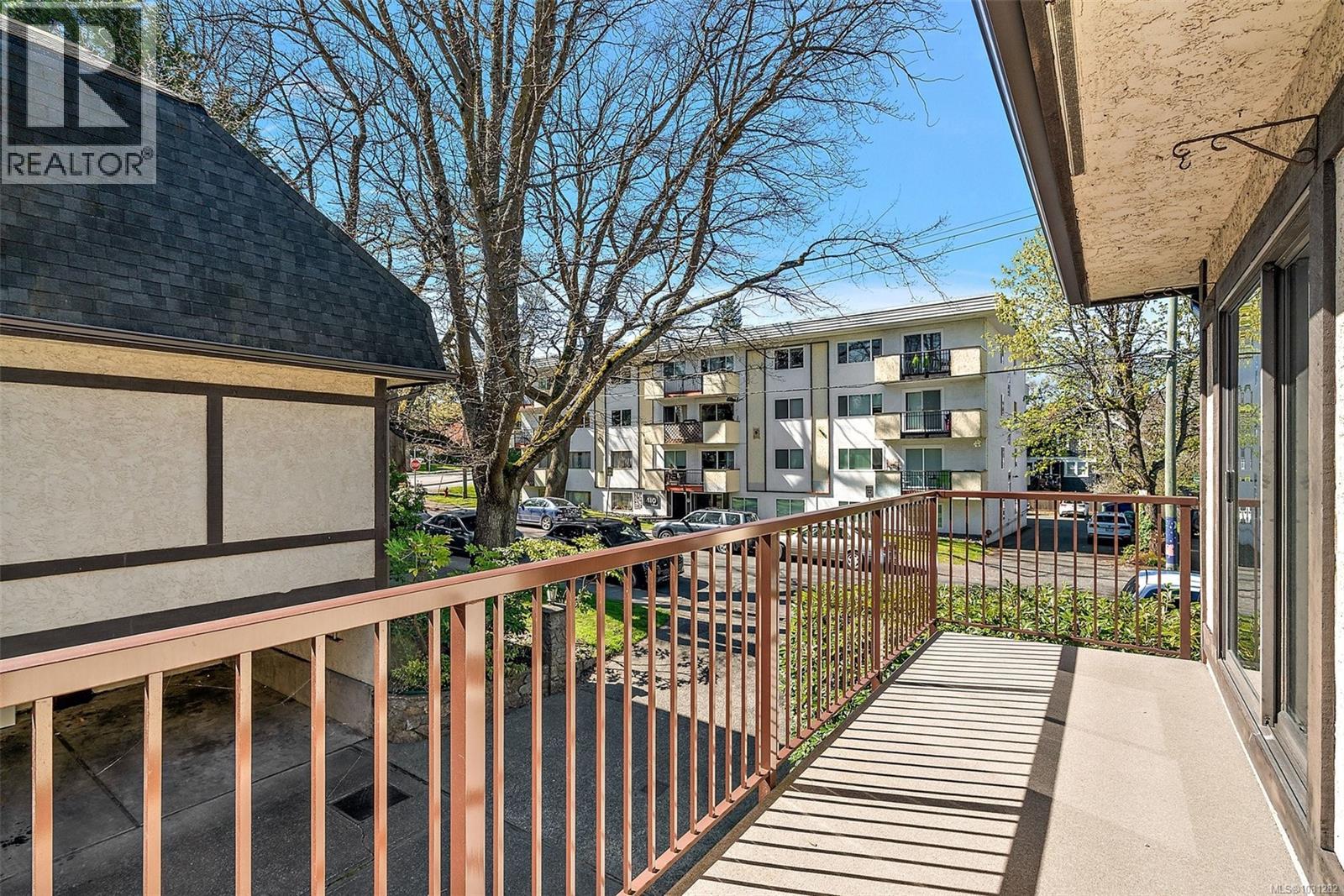 #6 1464 FORT ST - 31