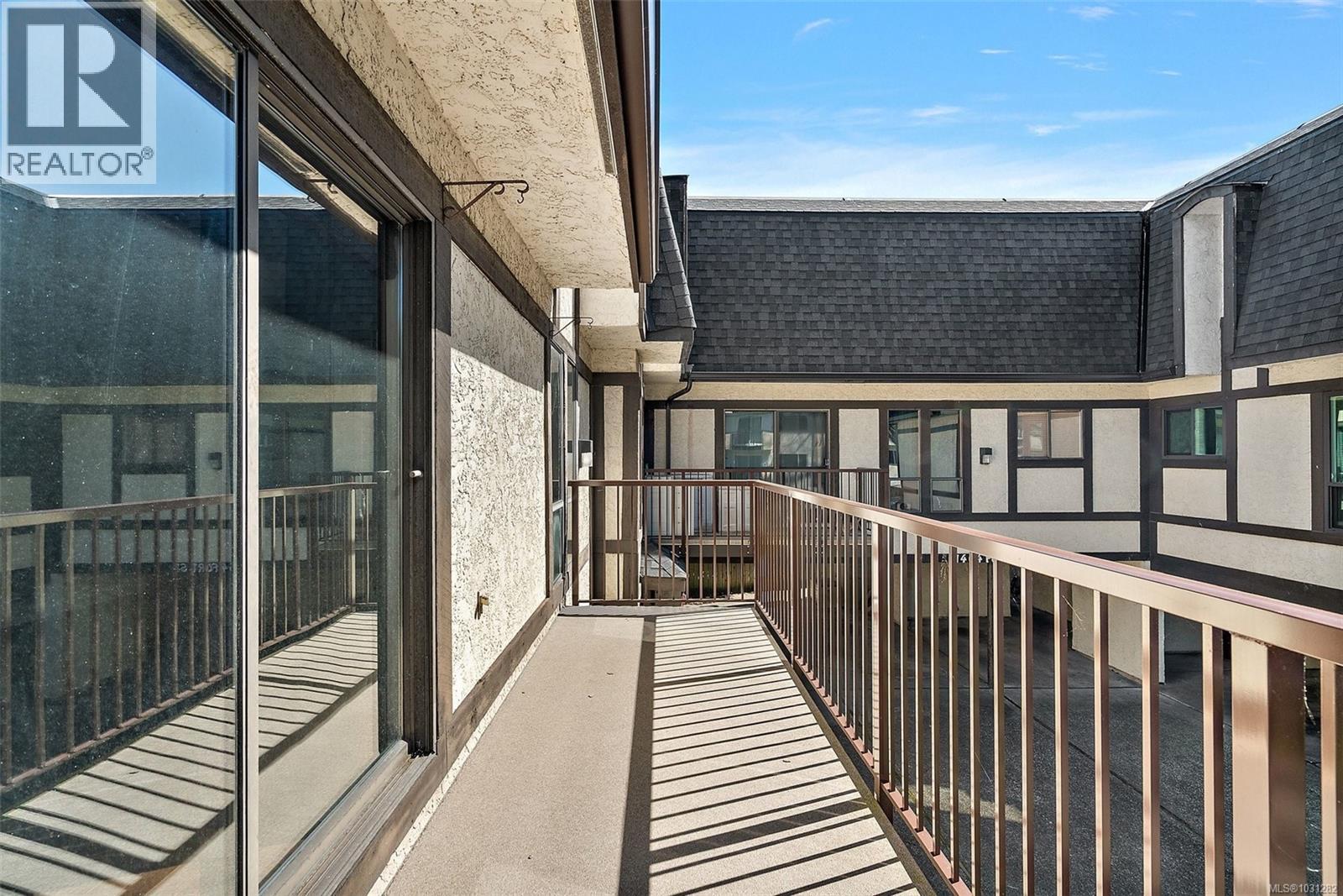 #6 1464 FORT ST - 32