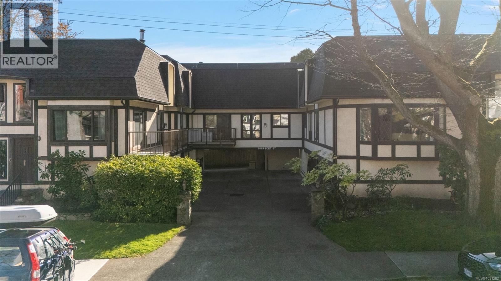 #6 1464 FORT ST - 35