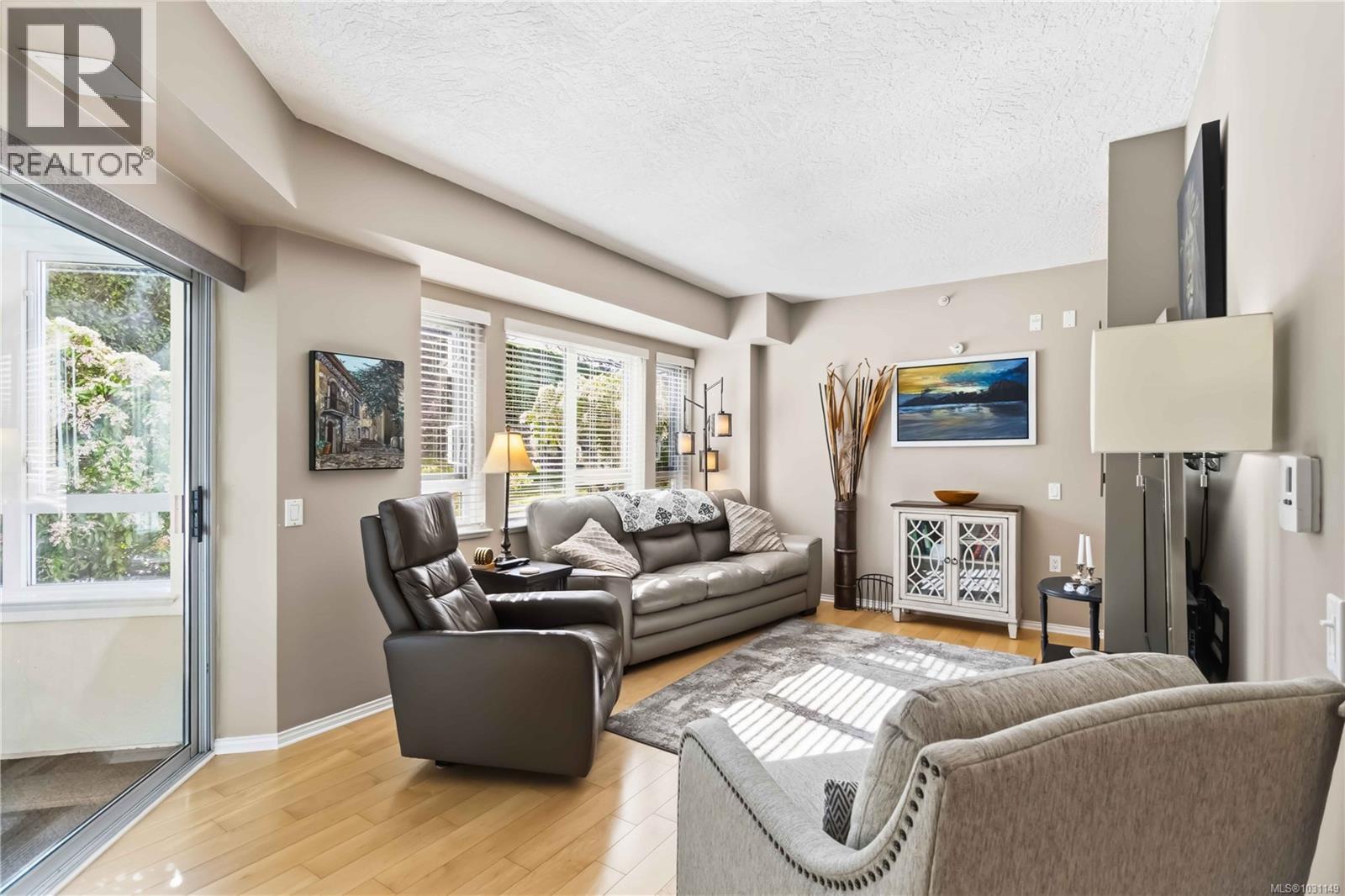 101 1521 Church Avenue, Saanich