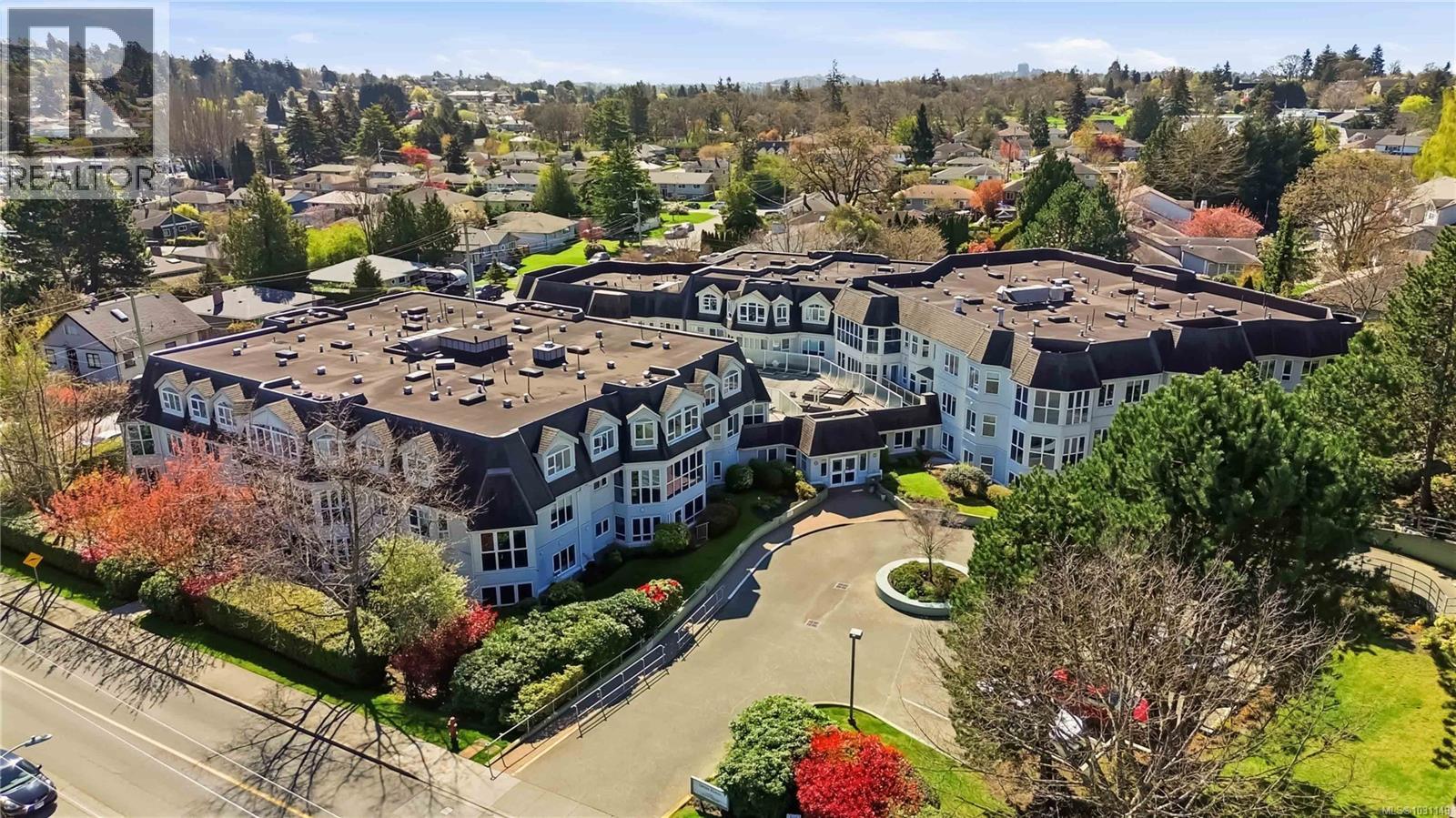 101 1521 Church Avenue, Saanich