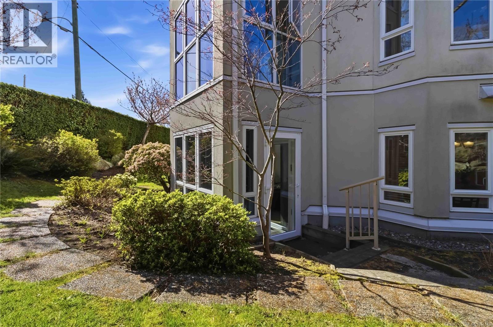 101 1521 Church Avenue, Saanich