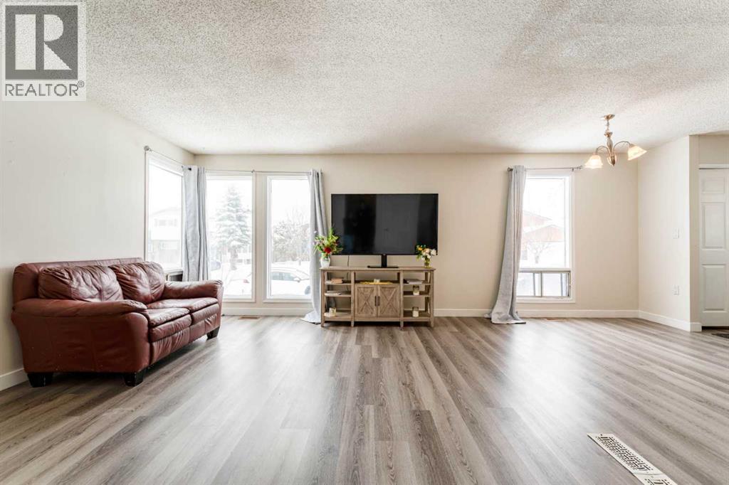 Single Family House 4 Level for Sale in  Templewood Drive NE Temple Calgary 