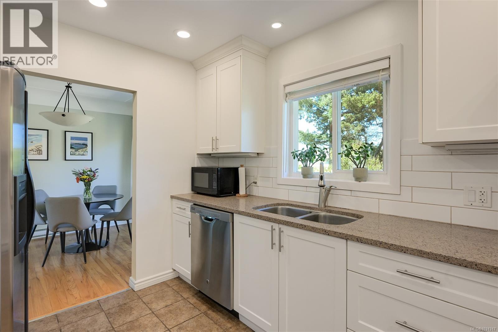 1098 Willow St, Saanich