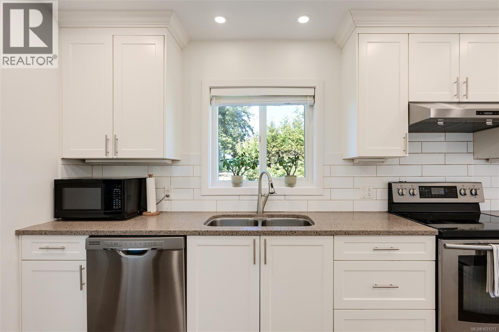 1098 Willow St, Saanich