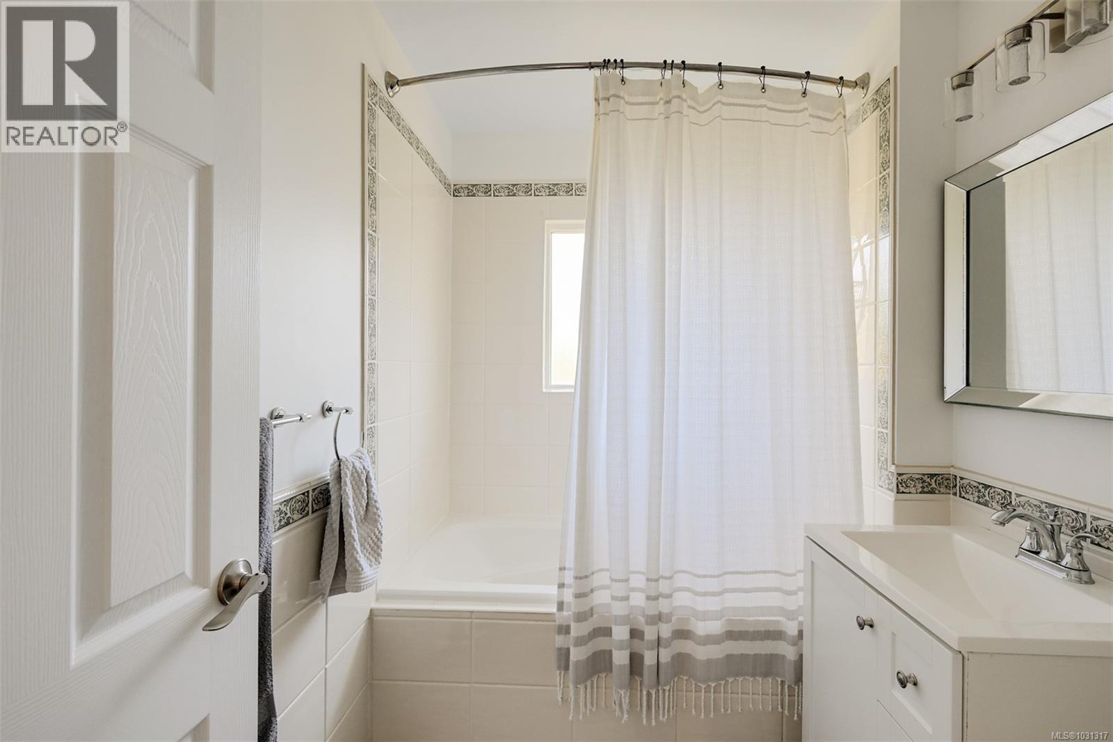 1098 Willow St, Saanich