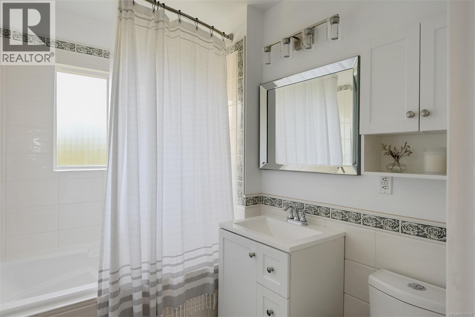 1098 Willow St, Saanich