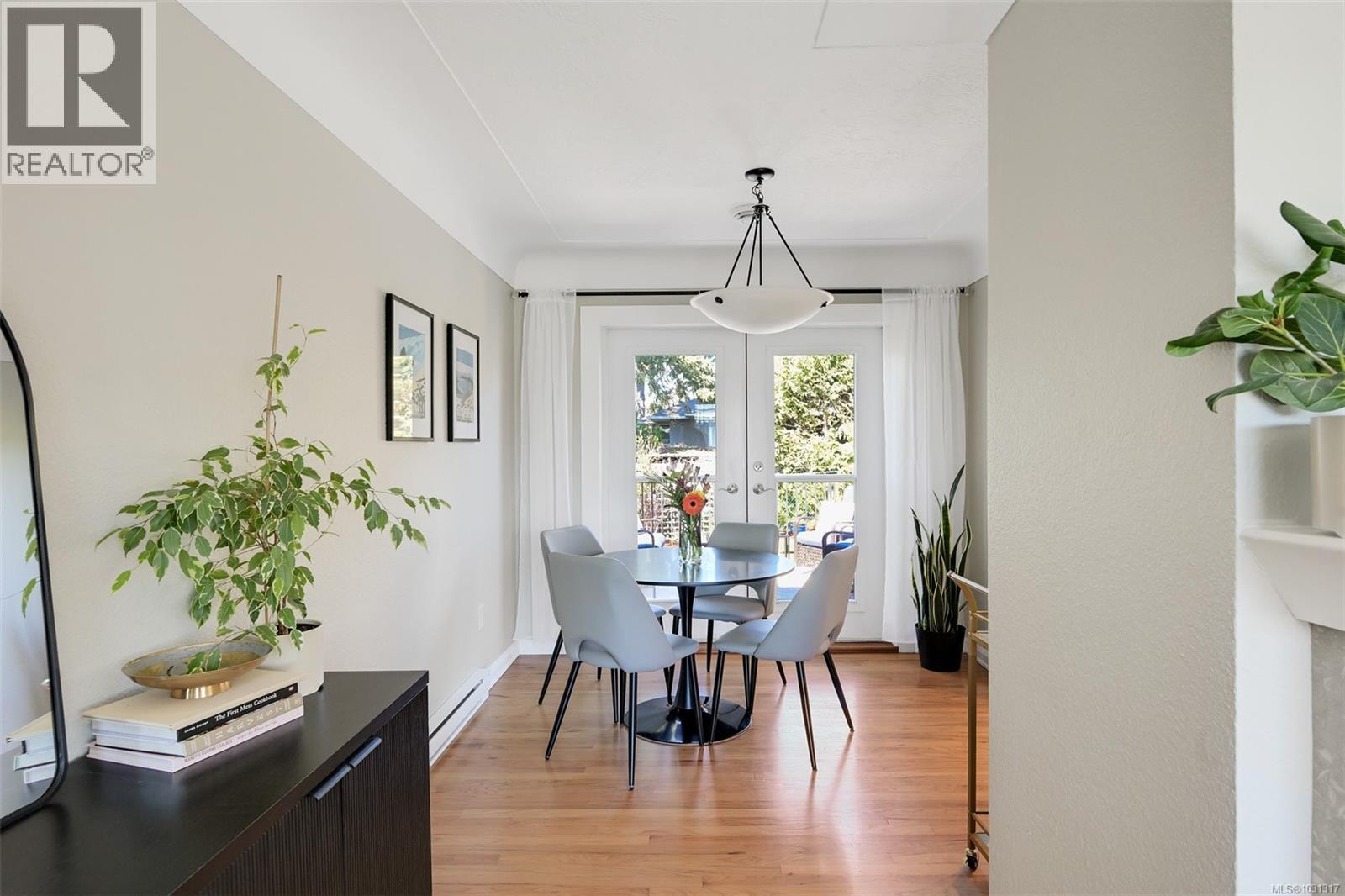 1098 Willow St, Saanich