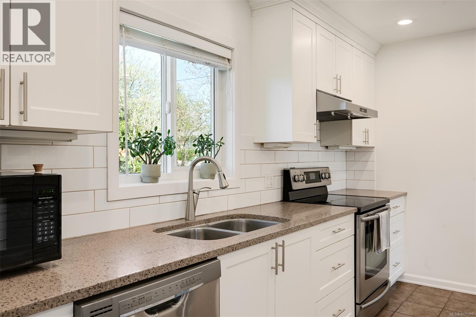 1098 Willow St, Saanich