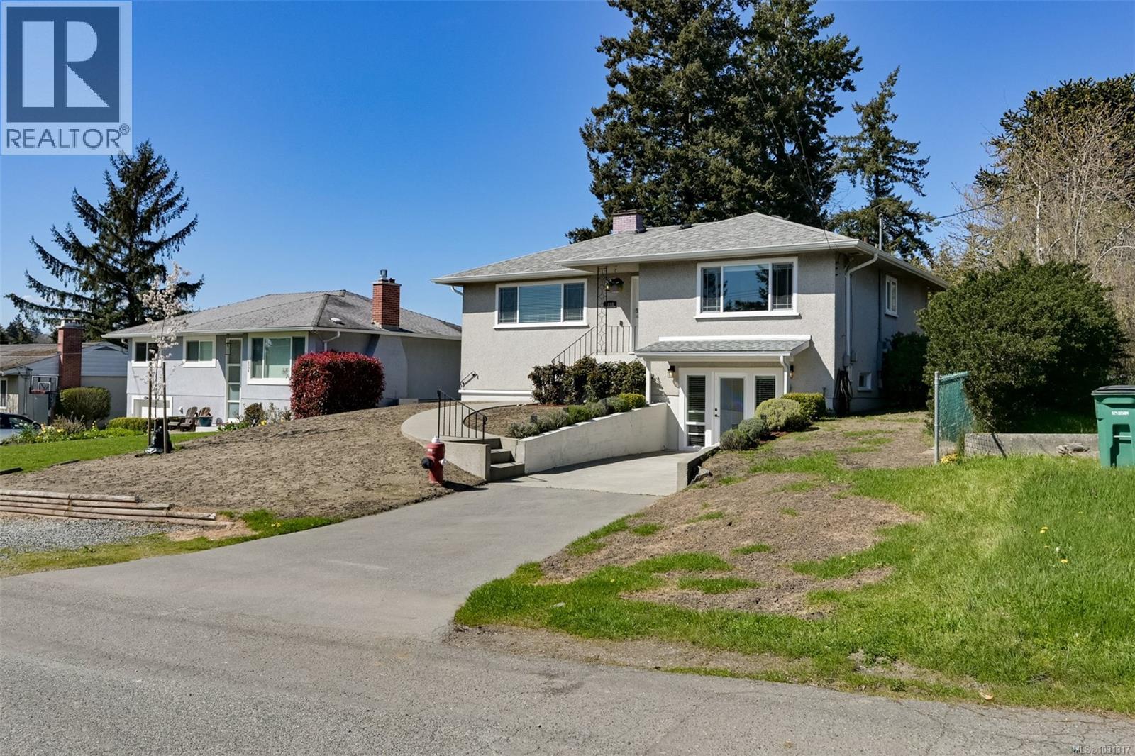 1098 Willow St, Saanich