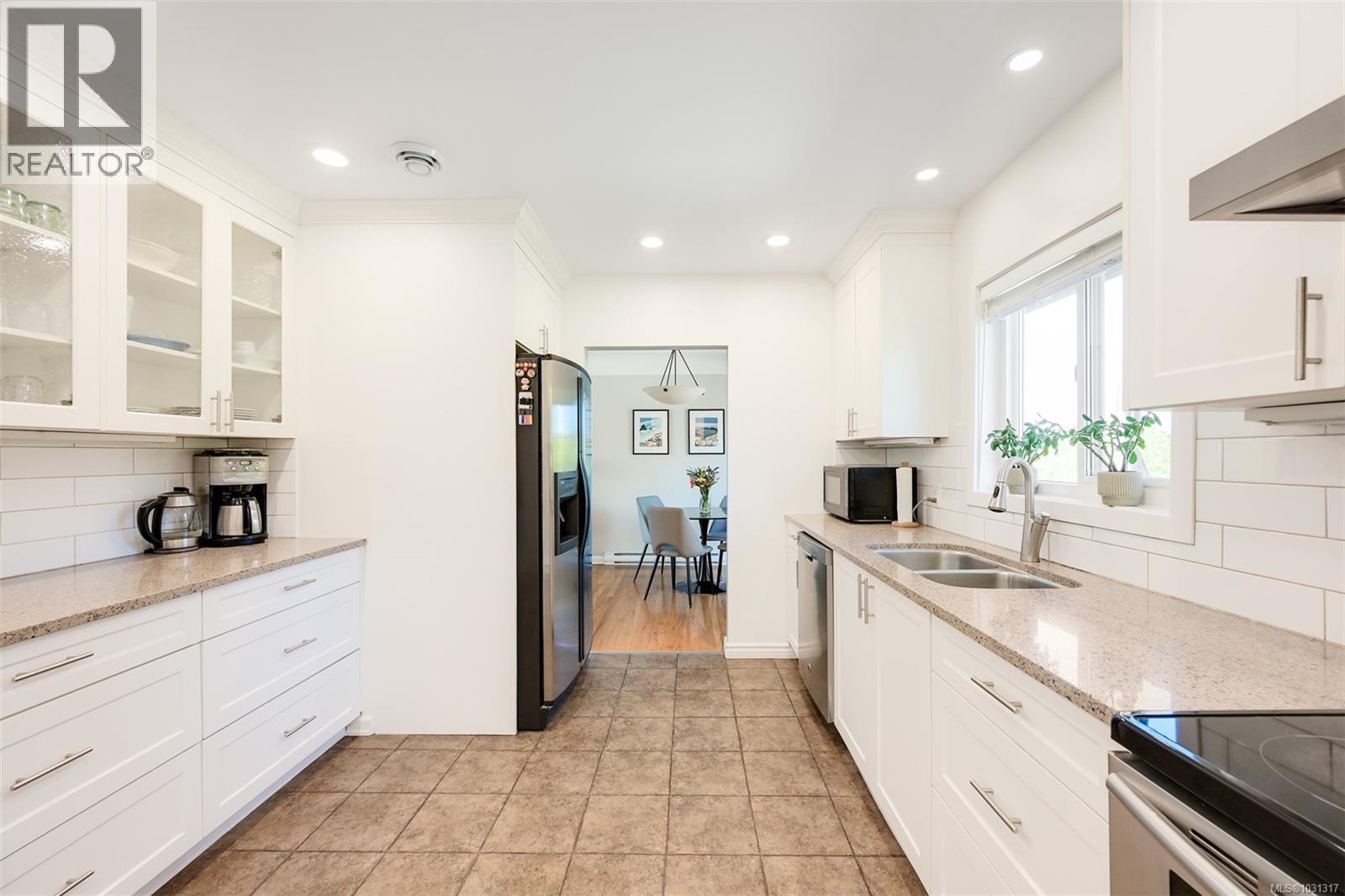 1098 Willow St, Saanich