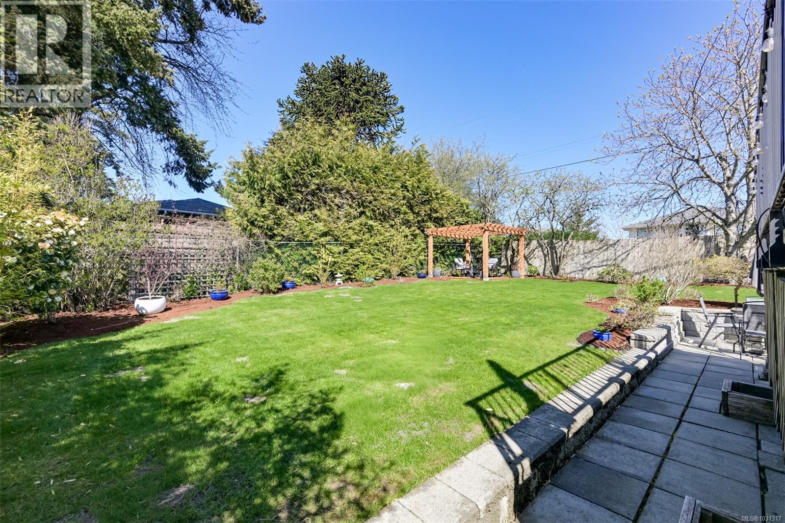 1098 Willow St, Saanich