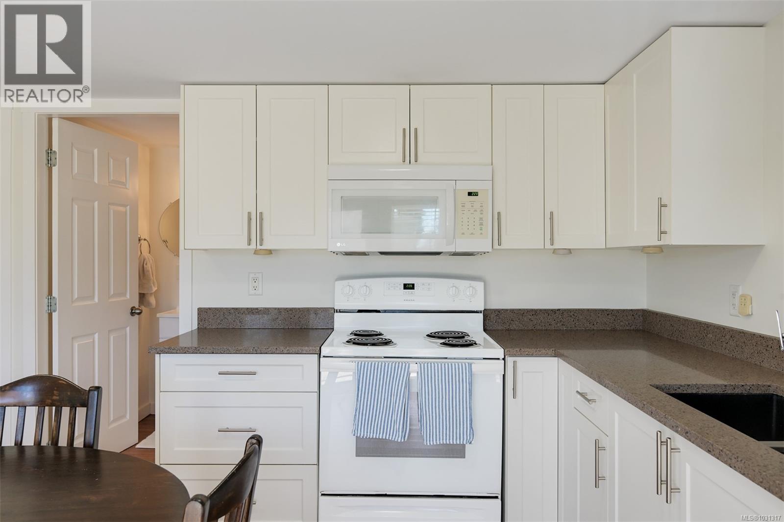 1098 Willow St, Saanich