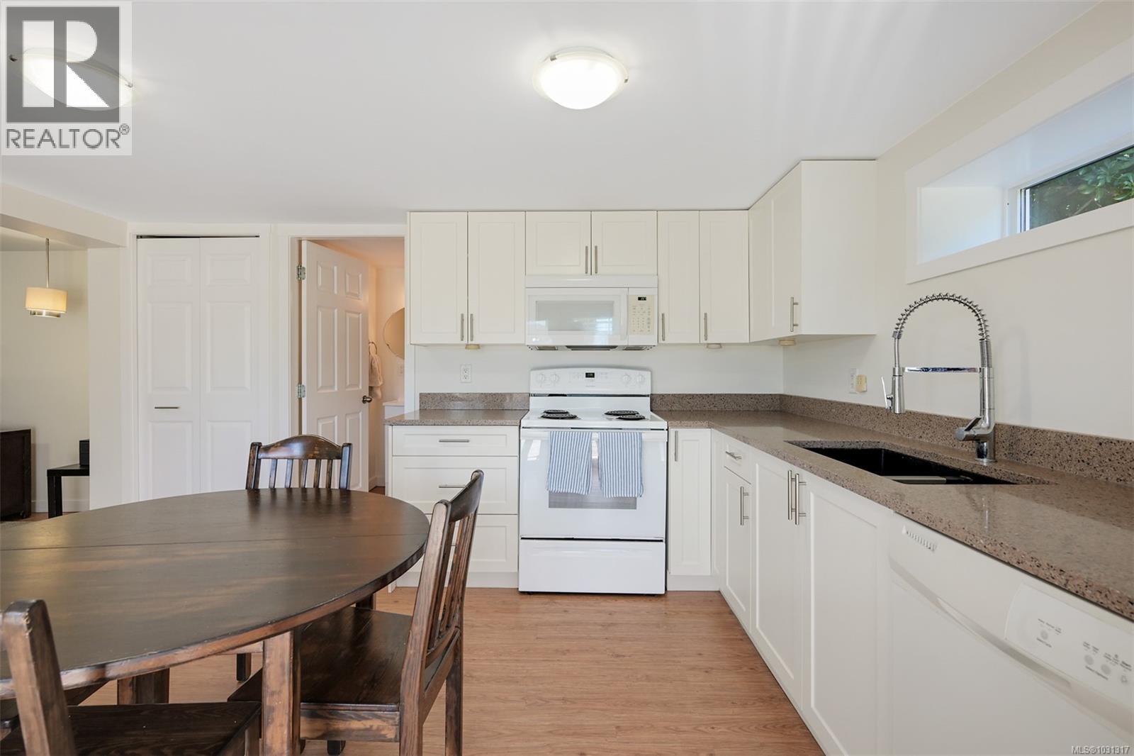 1098 Willow St, Saanich