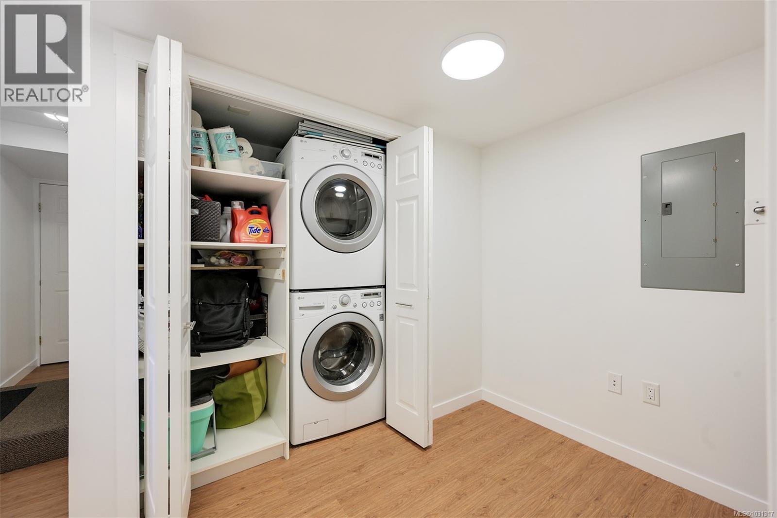 1098 Willow St, Saanich