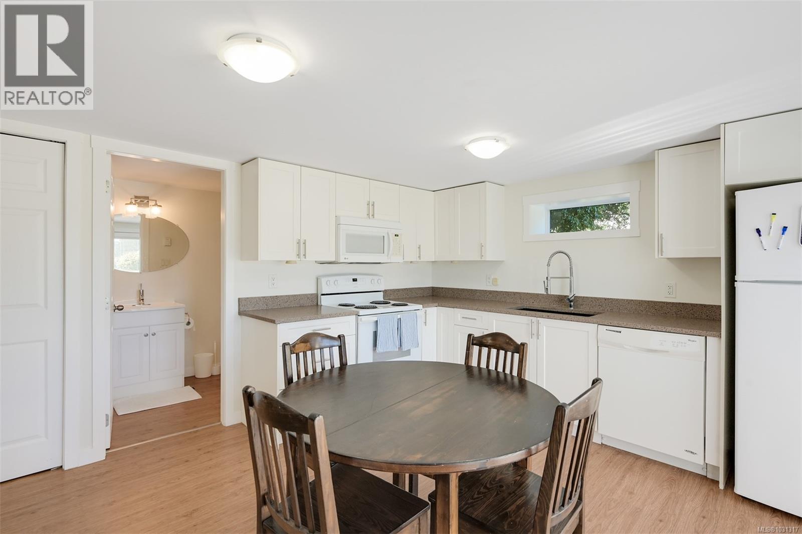 1098 Willow St, Saanich