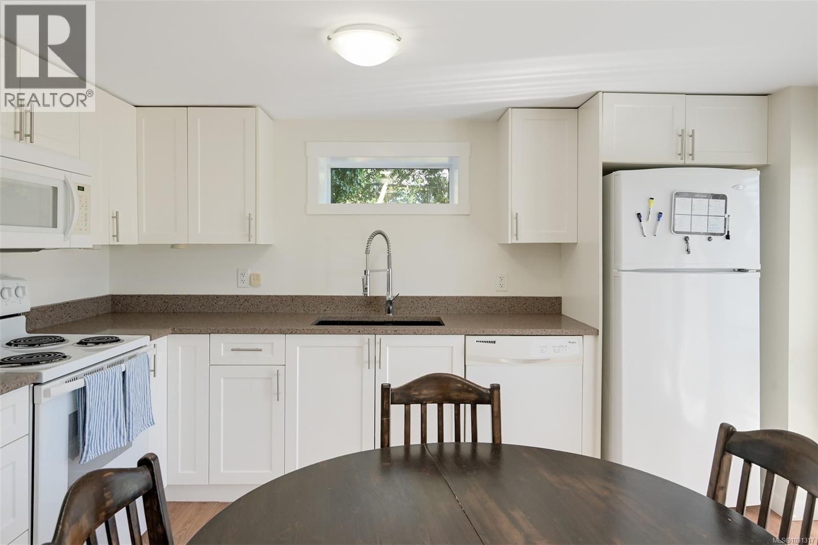 1098 Willow St, Saanich