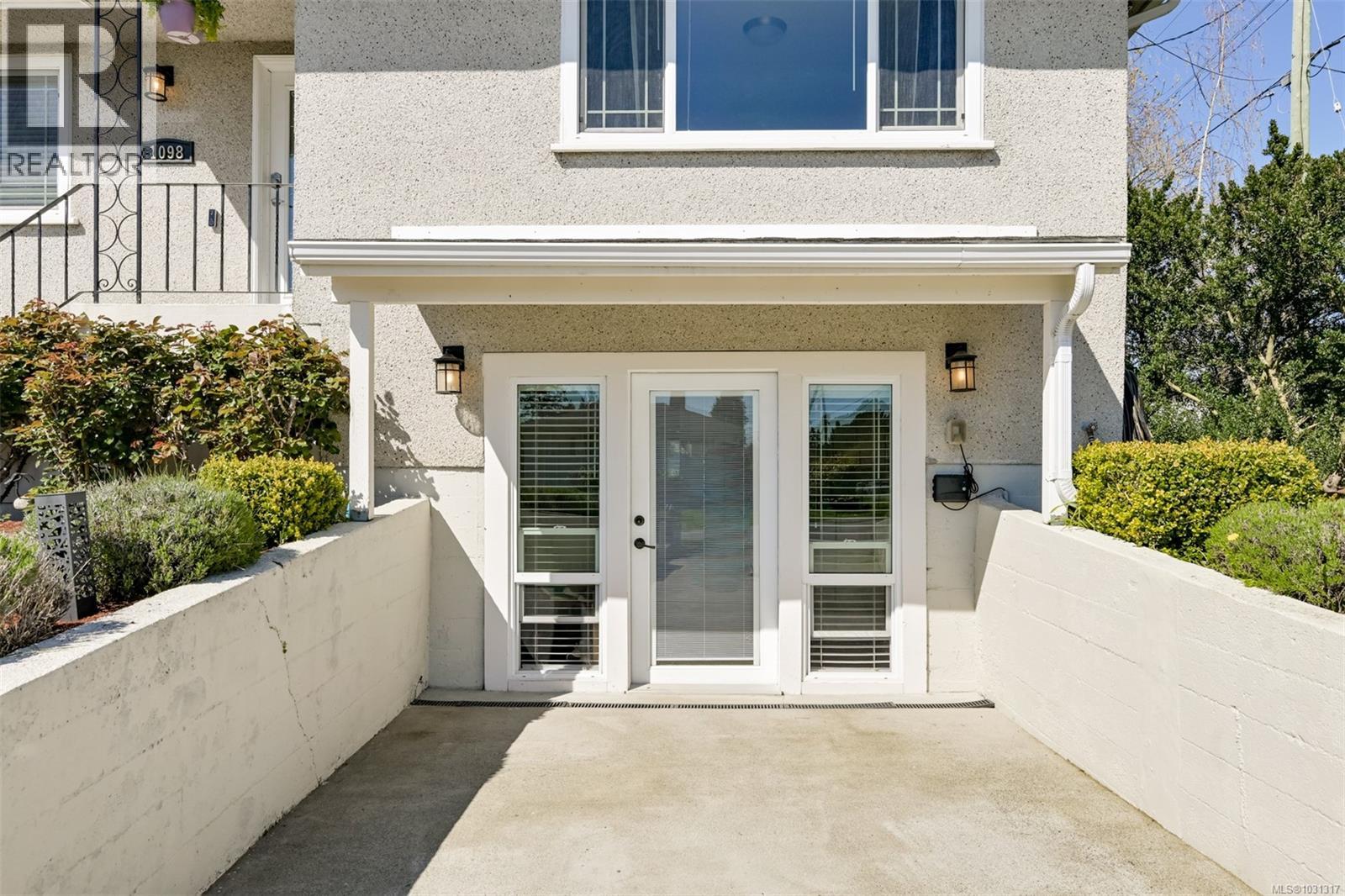 1098 Willow St, Saanich