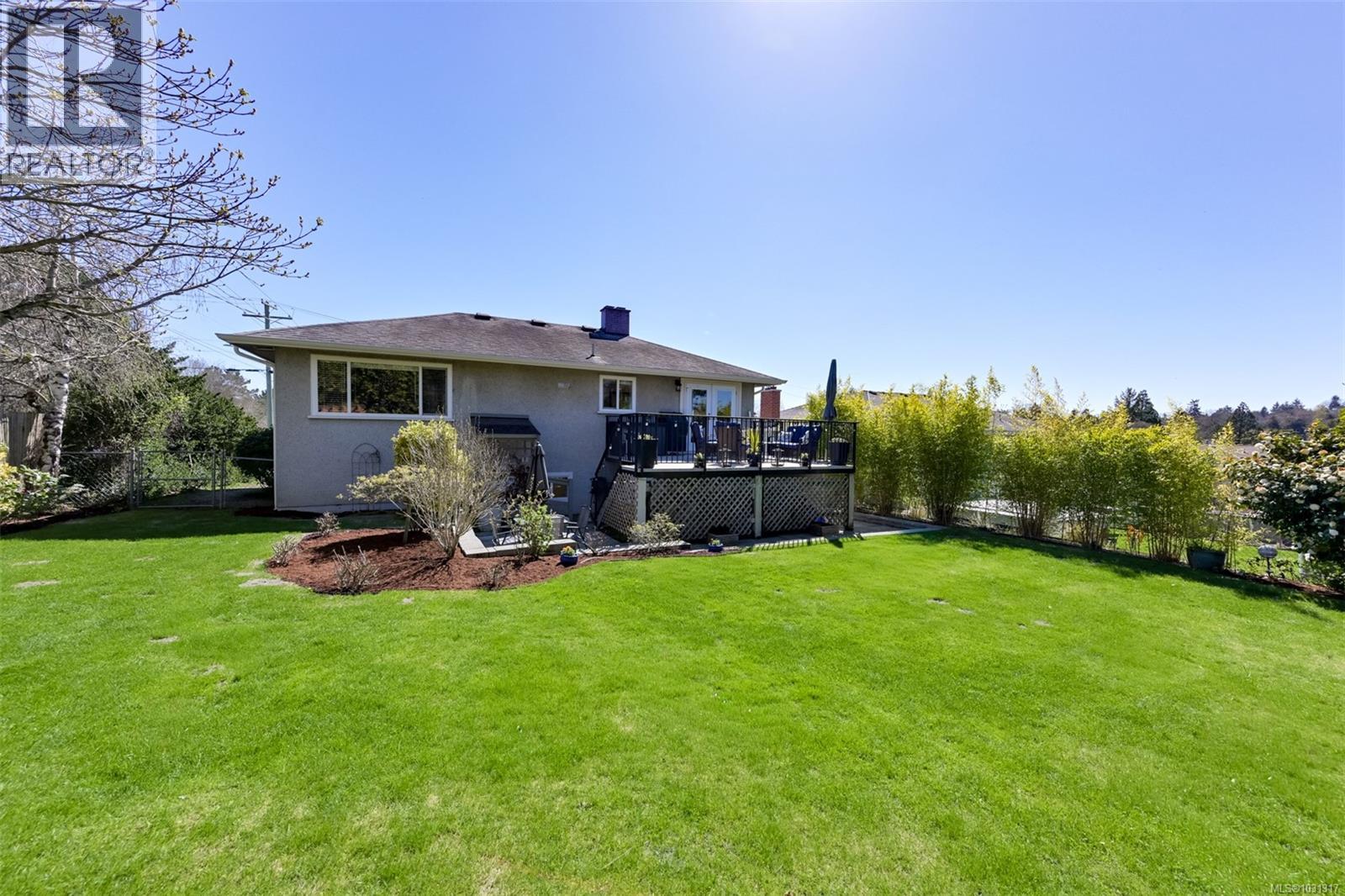 1098 Willow St, Saanich