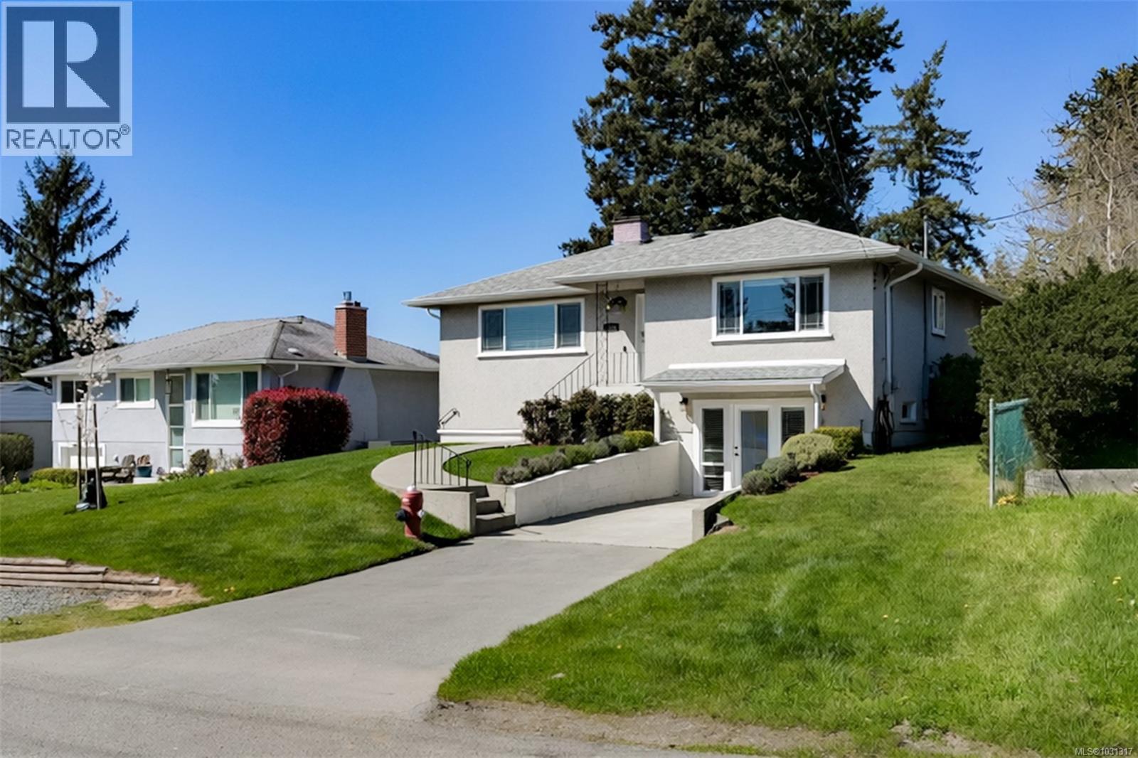 1098 Willow St, Saanich