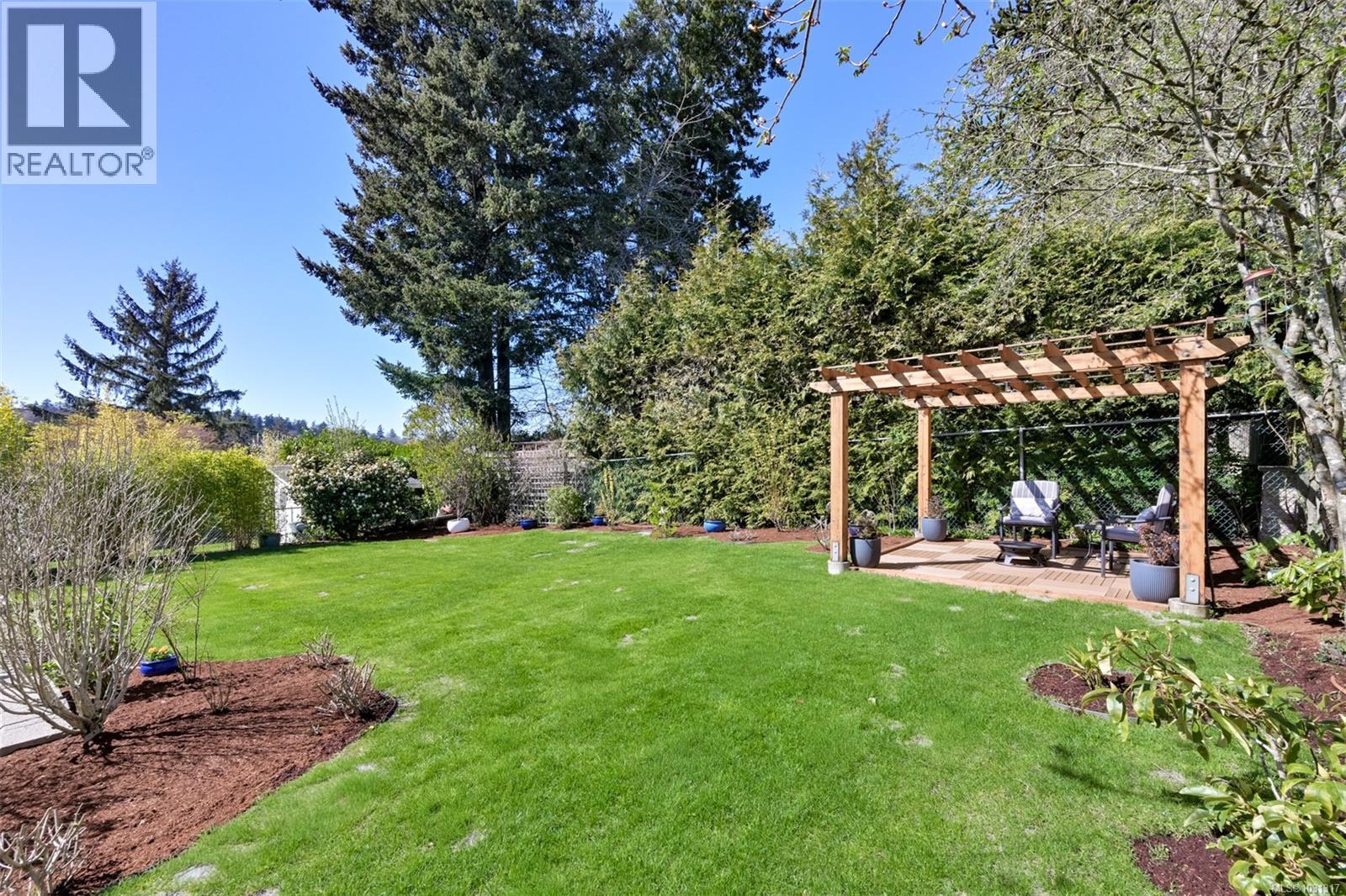 1098 Willow St, Saanich