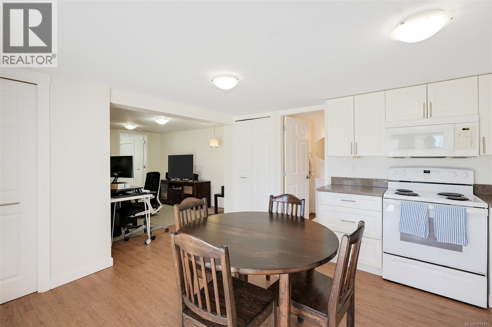 1098 Willow St, Saanich