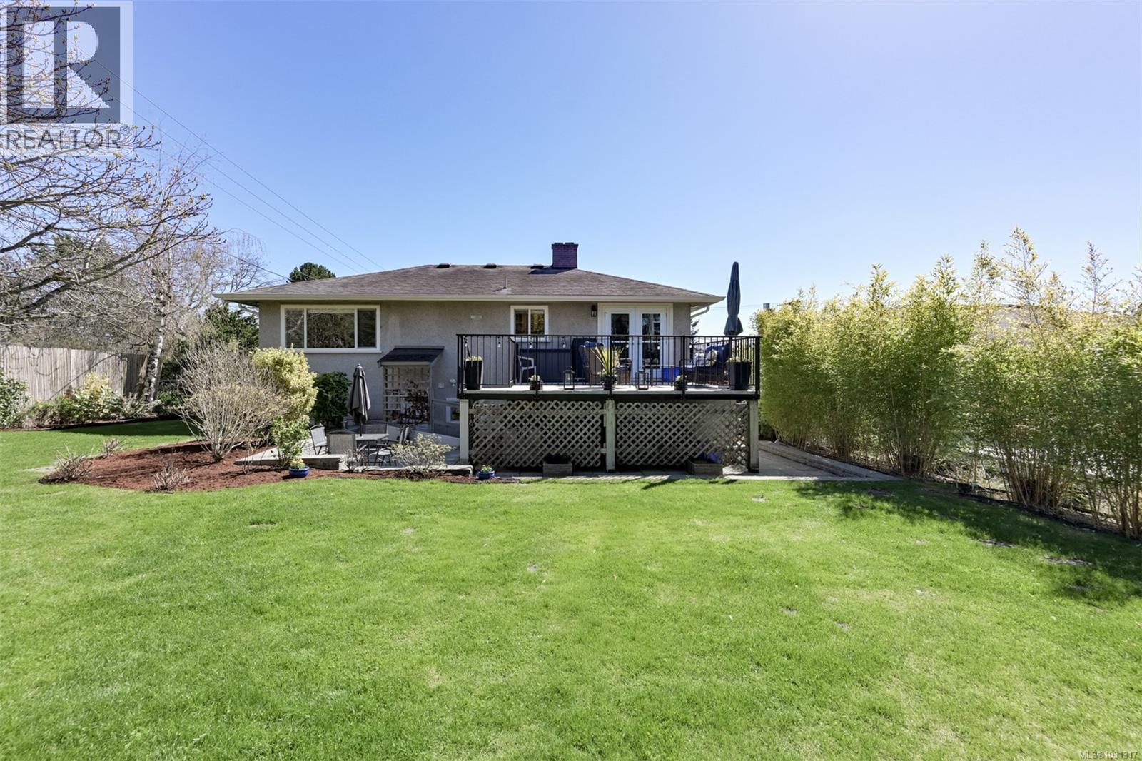 1098 Willow St, Saanich